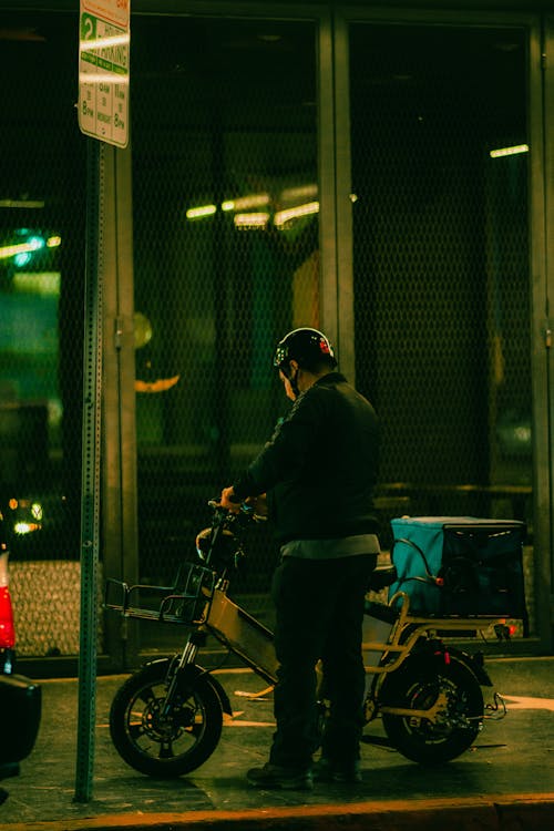 Kostenloses Stock Foto zu bürgersteig, elektrisches fahrrad, fahrzeug