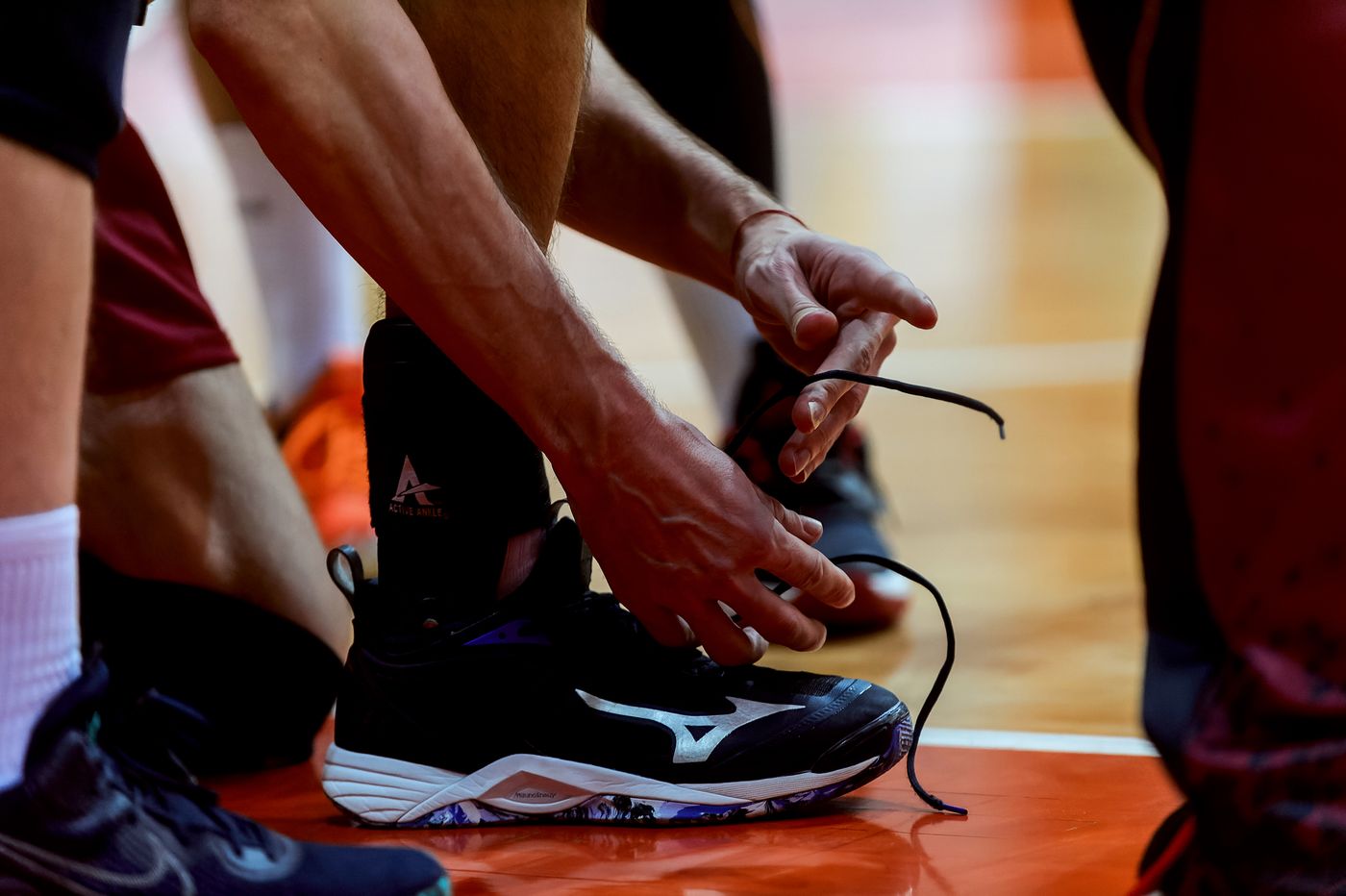 Deportista ajustando su calzado antes de entrenar