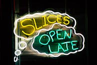 霓虹招牌广告片在夜晚亮起，非常适合夜生活场景