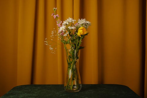 Gratis arkivbilde med blomster, blomsterhandler, bord