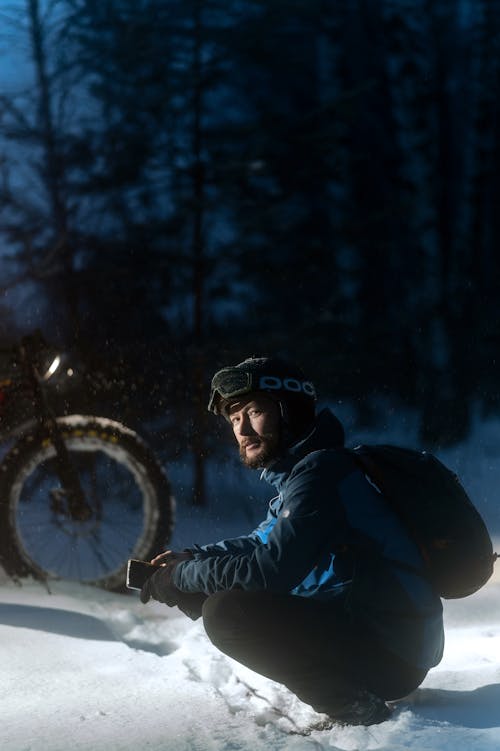 Gratis lagerfoto af aften, crouching, forkølelse