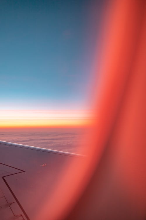 Foto profissional grátis de aeronave, amanhecer cedo, asa de avião