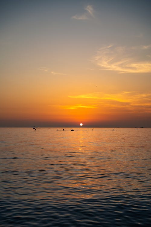 Бесплатное стоковое фото с багровое небо, берег, вертикальный выстрел