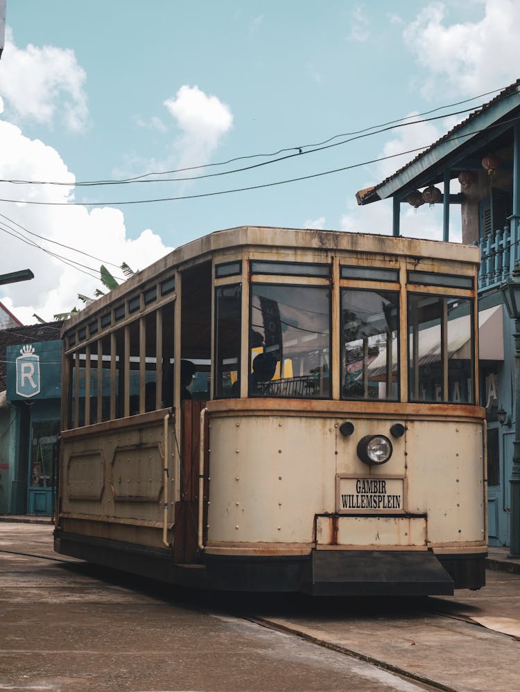 Tram In Gamplong Studio Alam