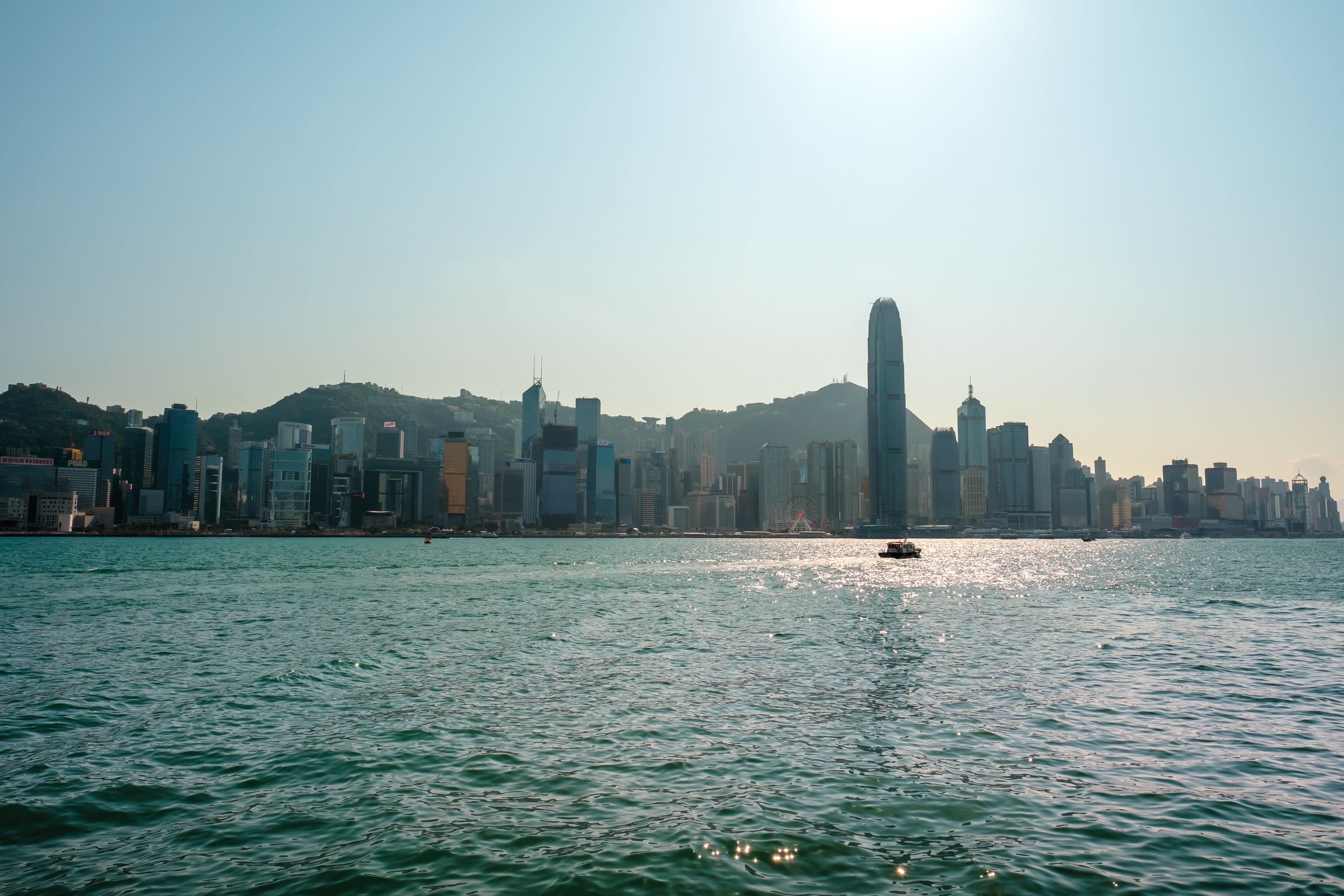 Skyline de Hong Kong de noche, ruta con eSIM para China continental, Hong Kong y Macao