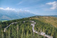 斯洛伐克奥格迪亚尔蜿蜒的人行道穿过郁郁葱葱的森林，以雄伟的山脉为背景，构成一幅美丽的鸟瞰图