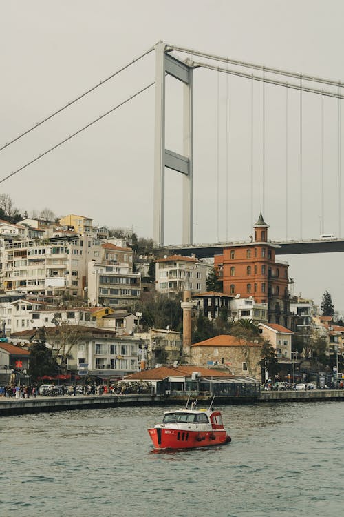 binalar, dikey atış, ırmak içeren Ücretsiz stok fotoğraf