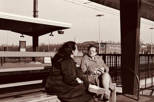 Foto profissional grátis de assento, conversando, estação ferroviária