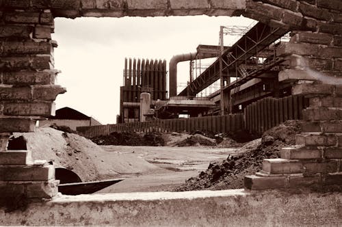 Безкоштовне стокове фото на тему «будівельна промисловість, завод, сепія»