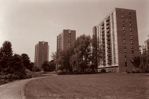 Sepia-toned photo of high-rise apartments in Mons, Belgique, capturing urban architecture.