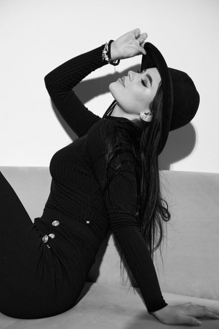 Sombrero de ala ancha, negro sobre negro y plata apilada en la muñeca. hoy tonos oscuros, sencillo pero muy mío 🖤
#lookdeldia #black #hat #pants