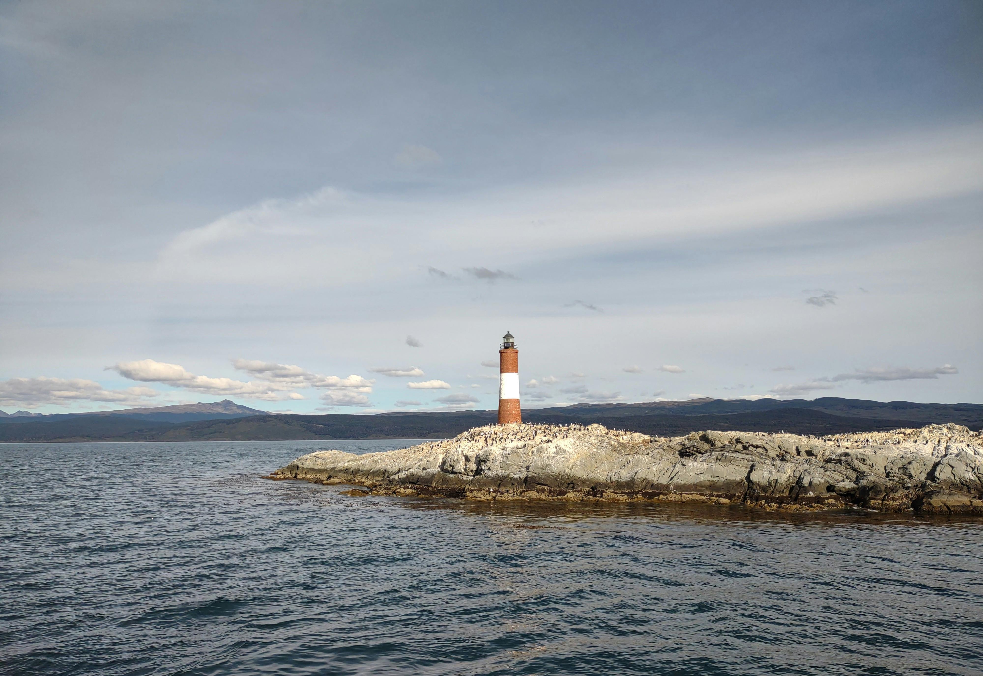 Panoramic view of the iconic Les Eclaireurs Lighthouse in Ushuaia, Argentina, surrounded by serene waters. - Seúl