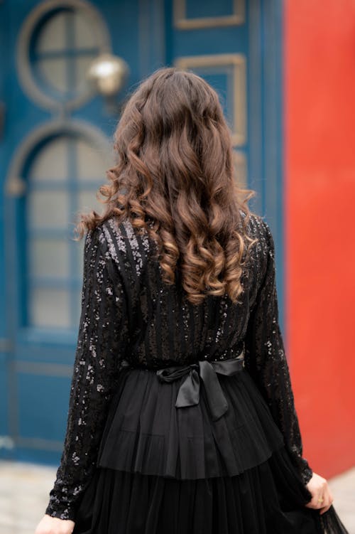 Darmowe zdjęcie z galerii z brunetka, czarna sukienka, elegancki