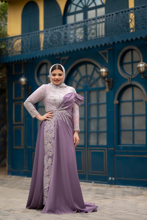 Darmowe zdjęcie z galerii z długa sukienka, fioletowa sukienka, hidżab