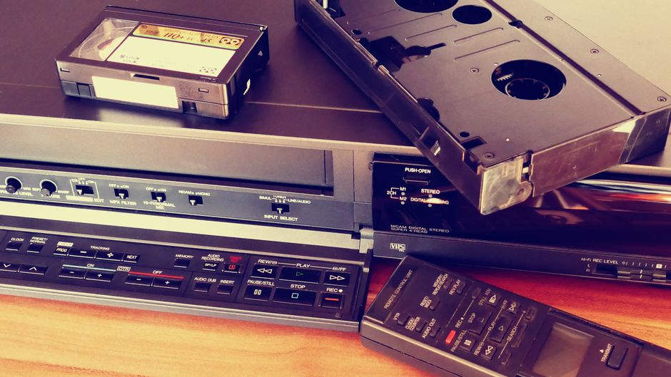 リモコンの横にあるvhsプレーヤーの黒いvhs