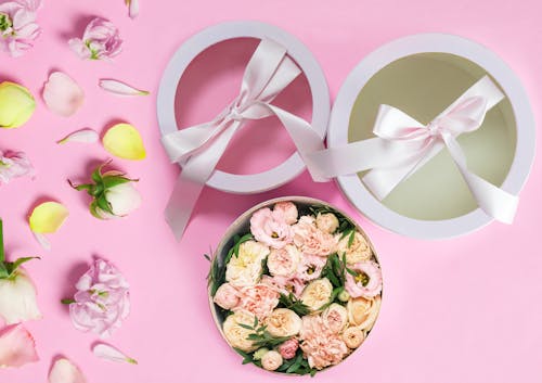 Flower gift box with white and pink roses