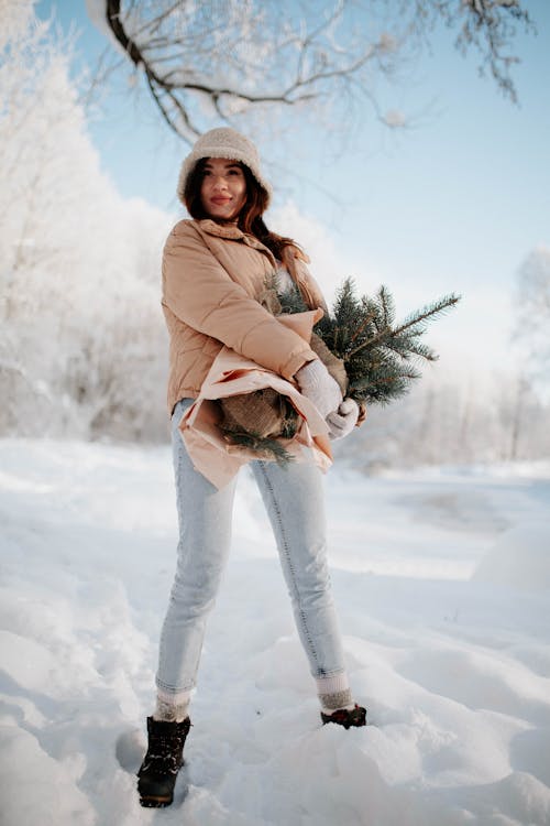 免費 女孩，冬天，雪，手套，走路 圖庫相片