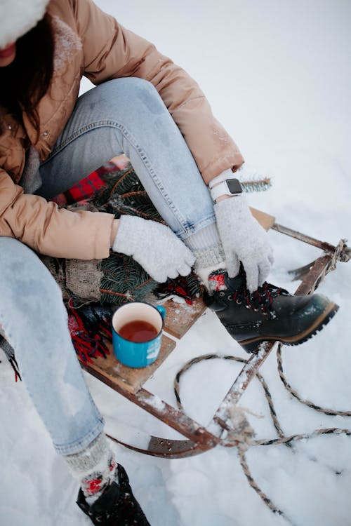 Photos gratuites de bottes de randonnée, être assis, femme