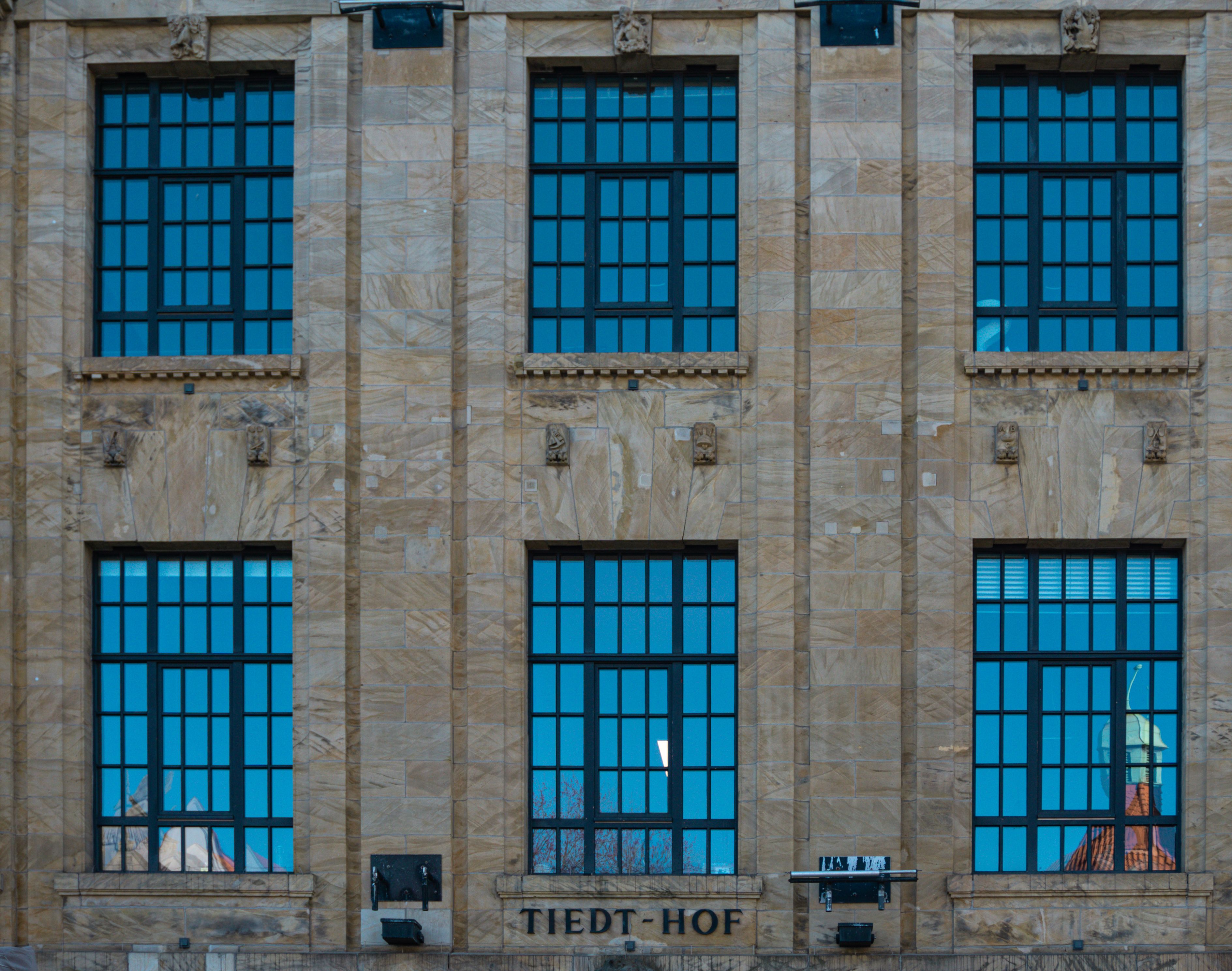 Elegant facade of Tiedt Hof building in Hanover, showcasing urban architecture.