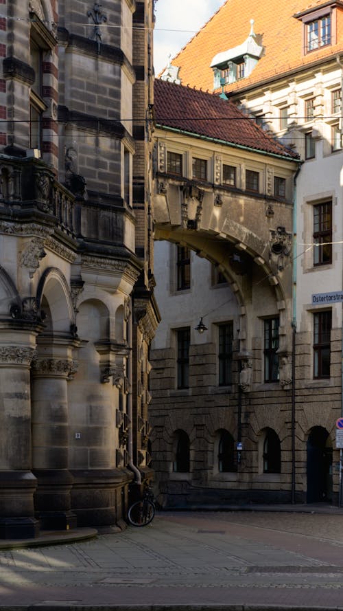 aan lichtbak toevoegen, dikey atış, eski kasaba içeren Ücretsiz stok fotoğraf