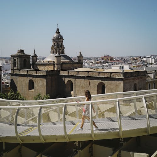 Photo De Femme Marchant Sur Un Pont