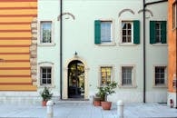 意大利贝卡奇维塔-阿扎诺一座传统威尼斯建筑的外墙色彩缤纷