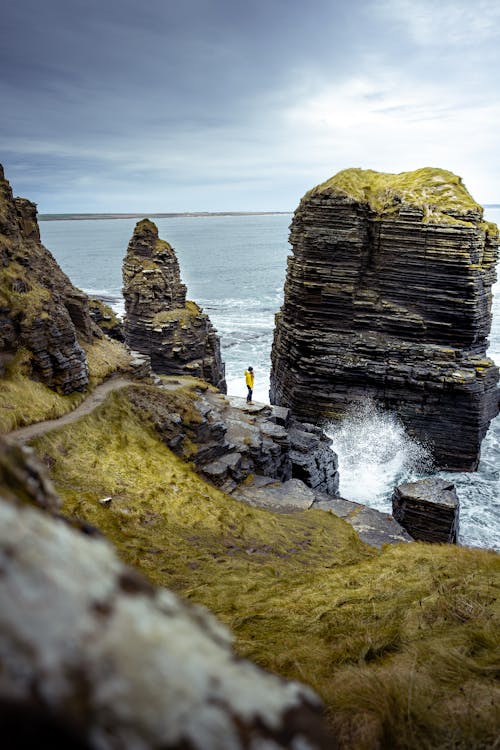 Femme Au Bord De L'ocean Avec Des Vagues