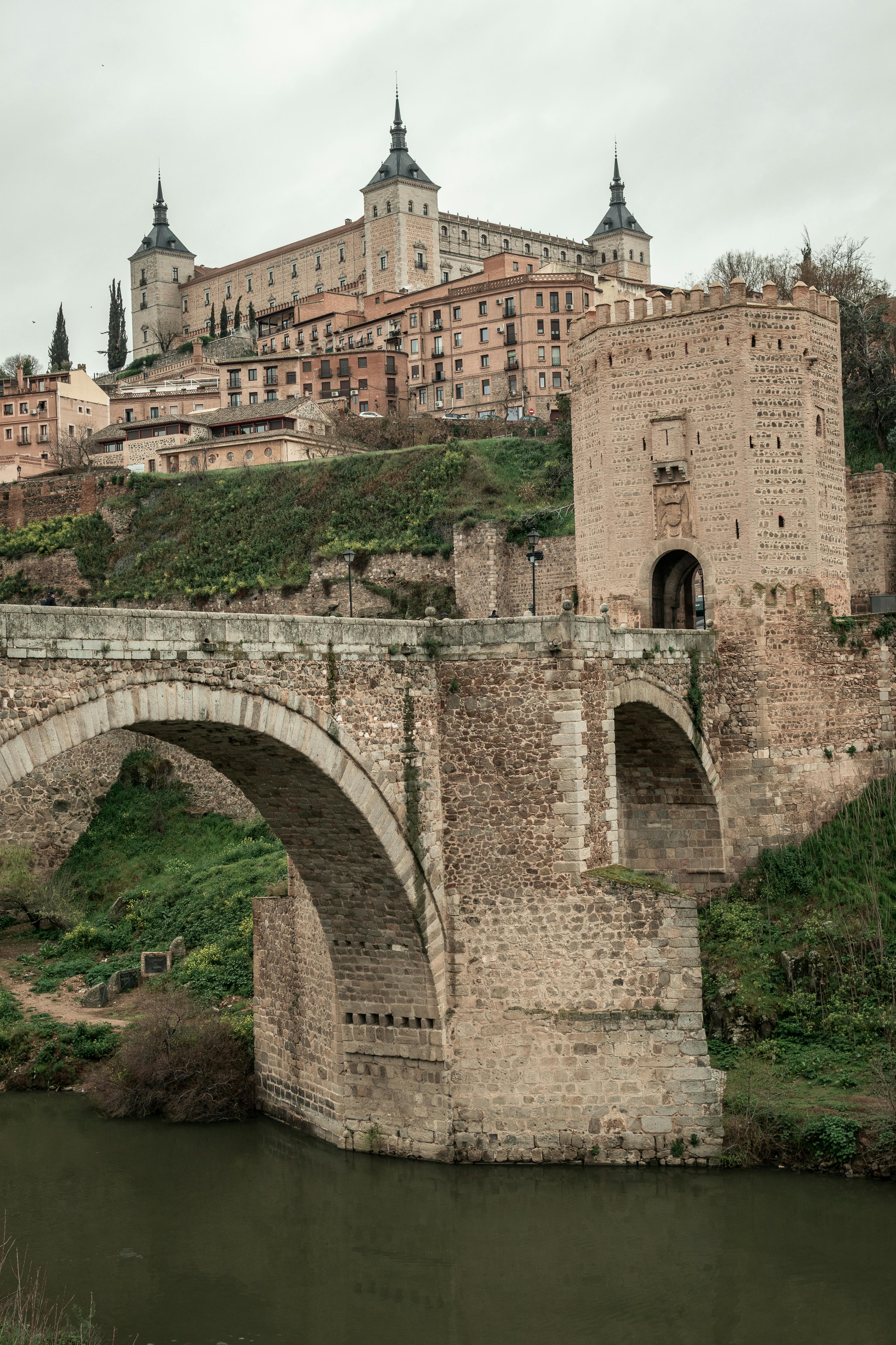 Scenic view of a historic bridge and castle in Toledo, Spain.