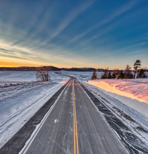 Ücretsiz çift sarı çizgi, kar, kış içeren Ücretsiz stok fotoğraf Stok Fotoğraflar