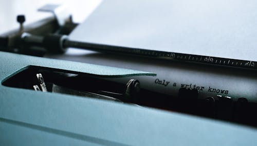 Fotografia Em Close Up De Uma Máquina De Escrever Com Apenas Um Escritor Que Sabe O Texto No Papel Da Impressora