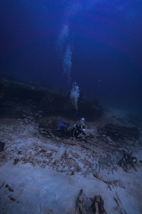 Taucher Schwimmen Auf Dem Meeresboden Durch Ein Schiffswrack