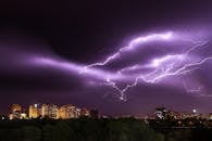 夜间，一场令人兴奋的雷暴照亮了现代城市的天际线，展现了大自然的力量