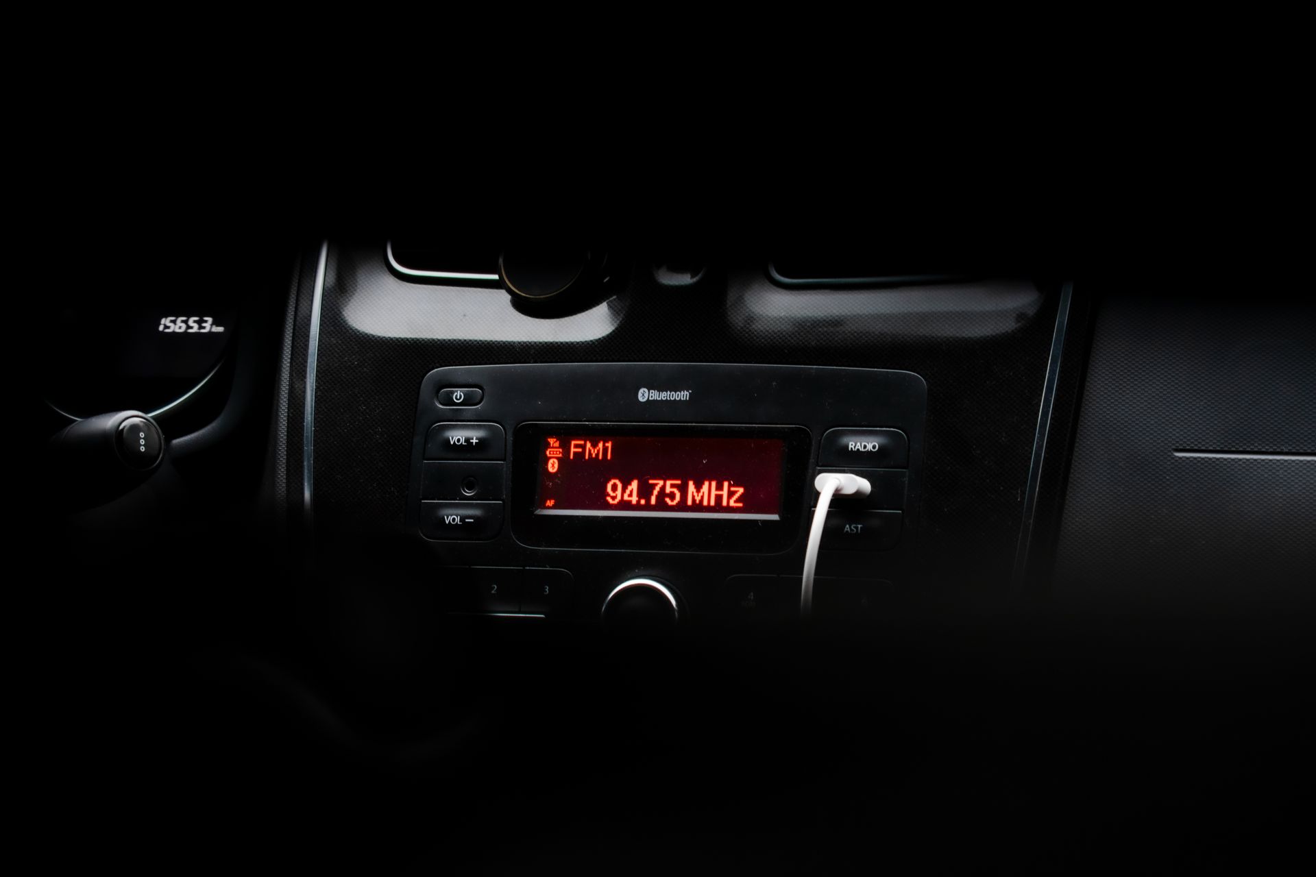 Autoradio-Cockpit Nahaufnahme mit rotem Display und Drehreglern bei Nacht – typische DSP-Oberfläche