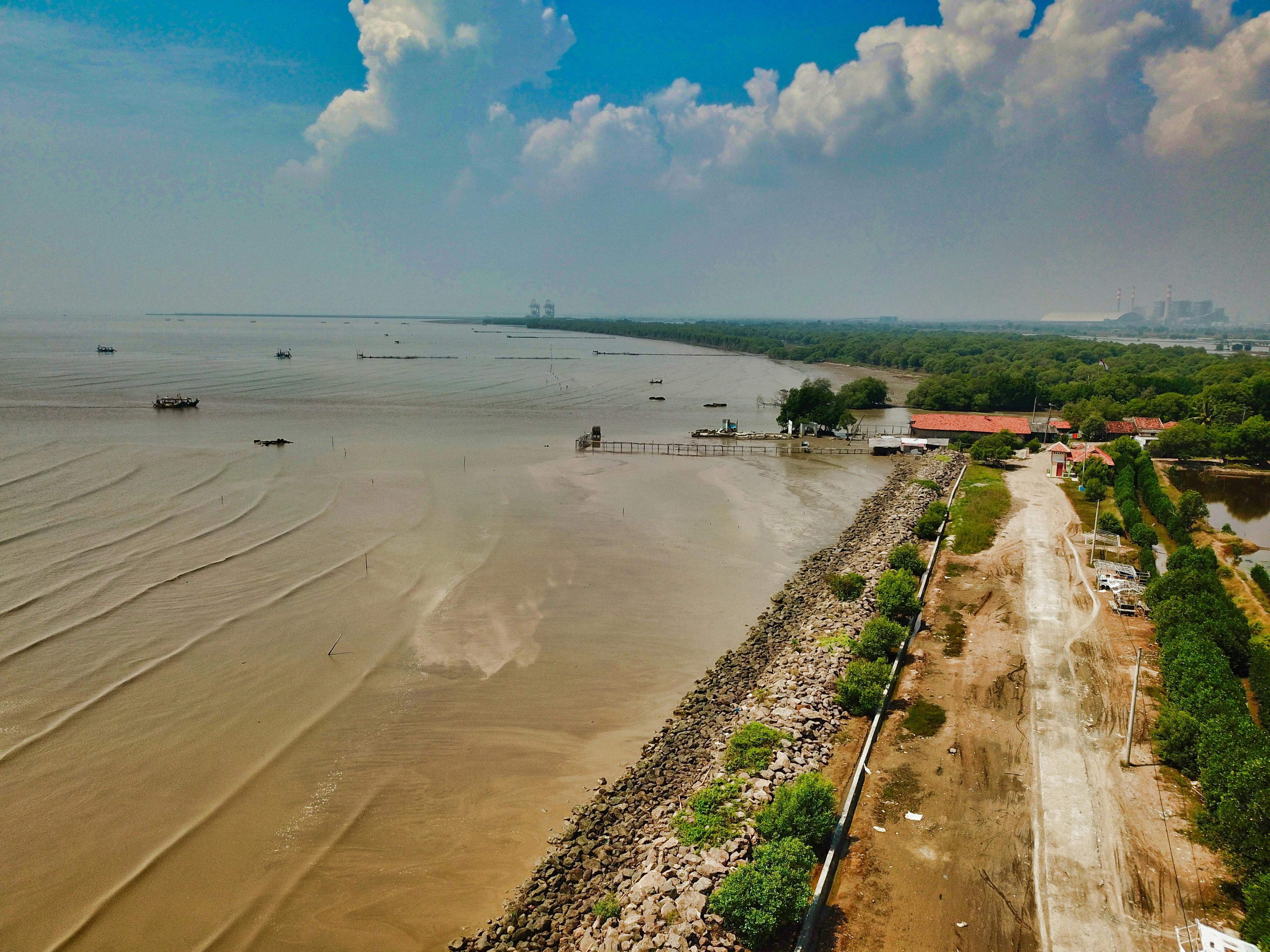 航拍印度尼西亚万丹克龙乔海岸线，以海浪和沿海道路为特色