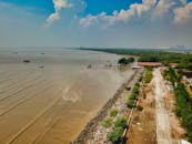 航拍印度尼西亚万丹克龙乔海岸线，以海浪和沿海道路为特色