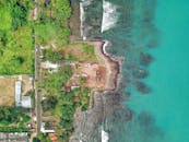 这张航拍照片色彩鲜艳，展现了印度尼西亚安亚尔海滩令人惊叹的海岸线