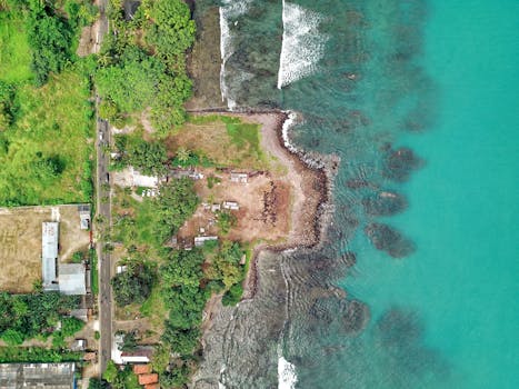 这张航拍照片色彩鲜艳，展现了印度尼西亚安亚尔海滩令人惊叹的海岸线