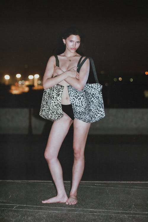 Бесплатное стоковое фото с fashion, model, большие сумки