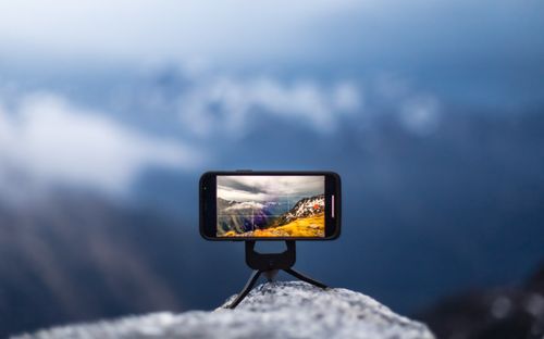 Free Smartphone on tripod capturing a stunning mountain vista in crisp focus and vibrant colors. Stock Photo