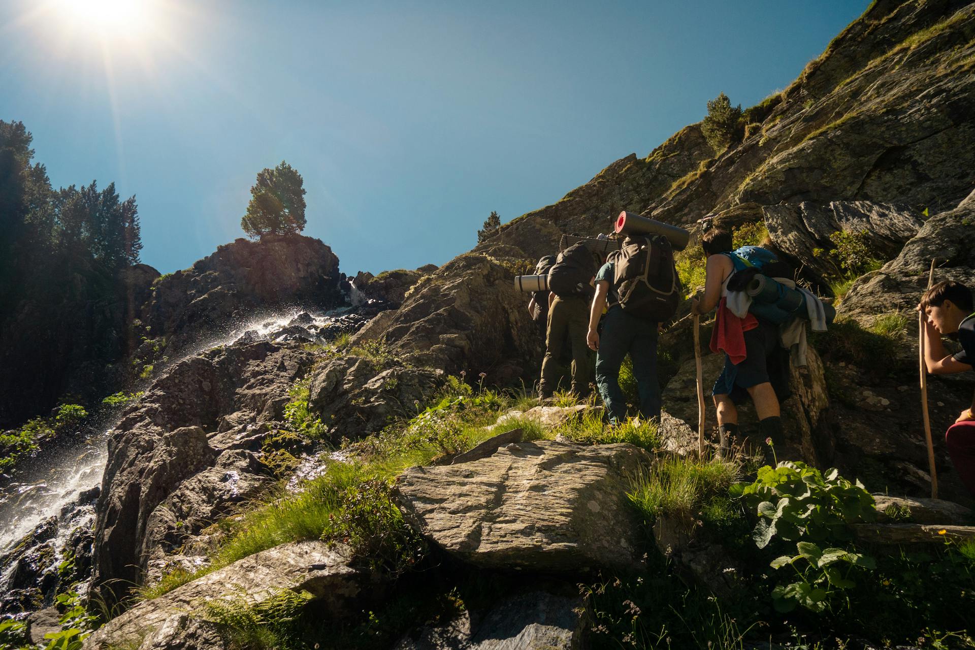 Senderistas en rutas de montaña de la provincia de Málaga con vistas panorámicas