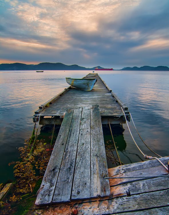 Free Blue Boat on Gray Wooden Dock Stock Photo