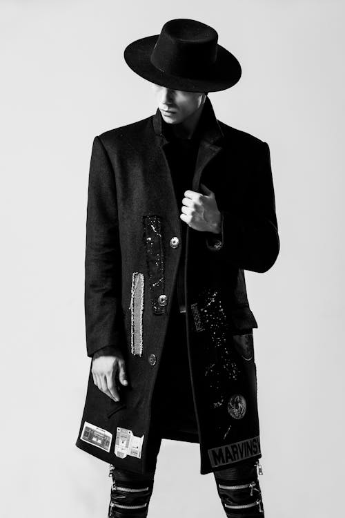 бесплатная Мужчина в черной шляпе и черном пальто Стоковое фото
