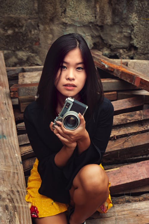 亞洲女人, 坐, 垂直拍摄 的 免费素材图片