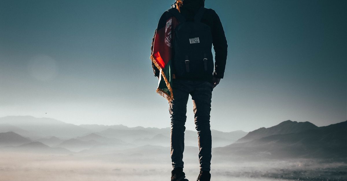 Hombre Con Mochila De Pie Sobre La Formación Rocosa Hombre Con Mochila De Pie Sobre La Formación Rocosa