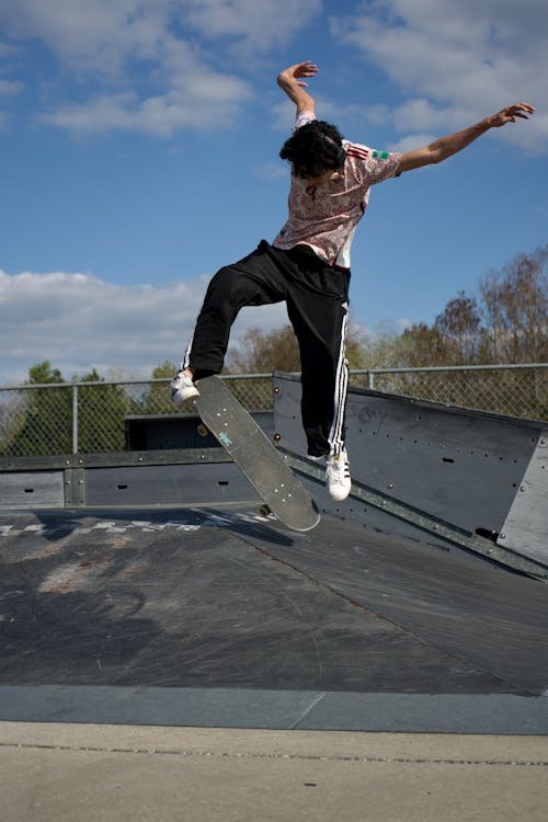 Foto profissional grátis de andar de esqueite, camiseta, entretenimento