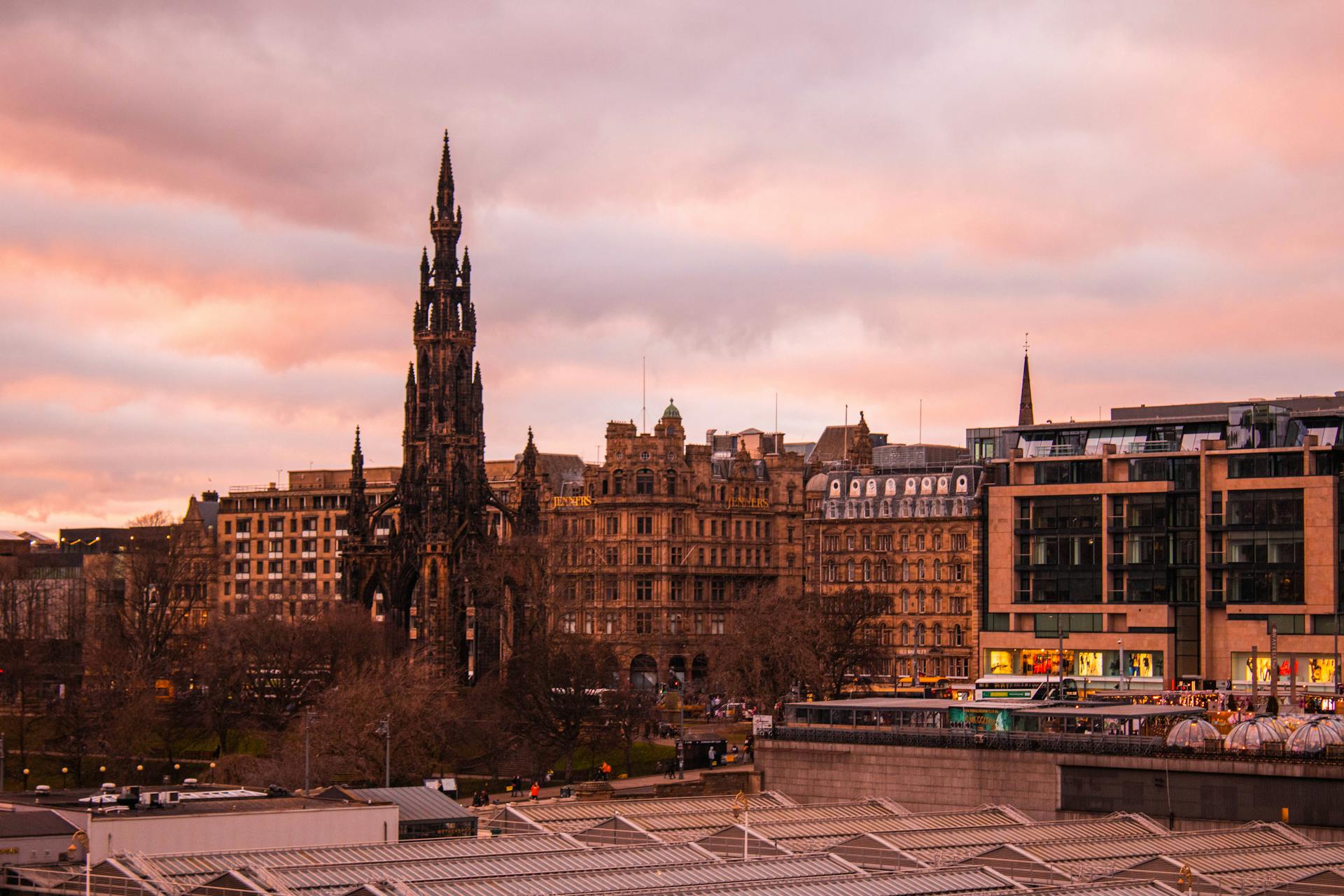 Moln över Scottmonumentet i Edinburgh