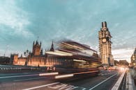 黄昏时分，长镜头捕捉了伦敦的大本钟和双层巴士