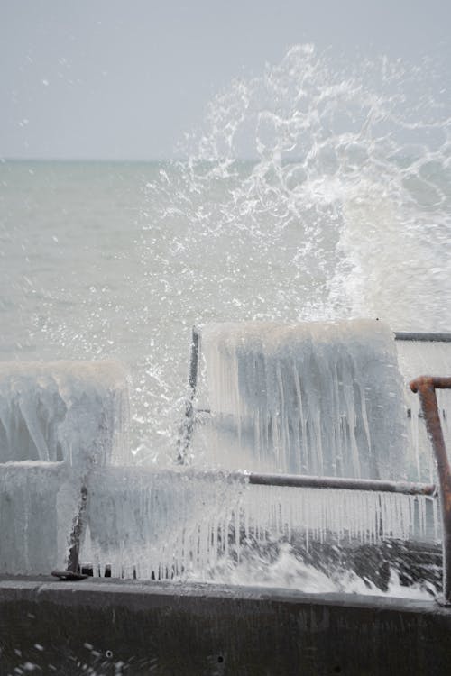 Icyclse and Breaking Waves against a Railing · Free Stock Photo