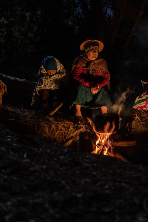 alev, alevler, dikey atış içeren Ücretsiz stok fotoğraf