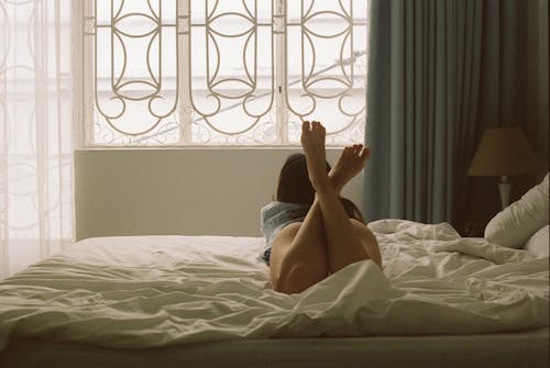 ベッドに横たわっている女性